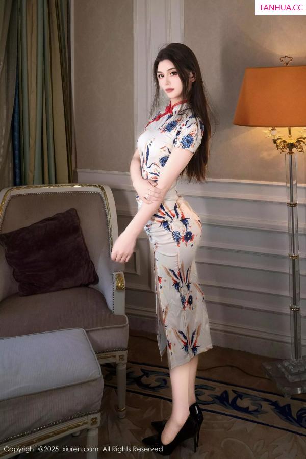   [XiuRen]高清写真图 2025.06.24 No.10452 灿宝 白色旗袍第6张图片